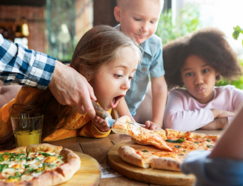 ‘Aggiungi un posto a tavola che c’è un bambino in più’: l’iniziativa per portare più famiglie al ristorante