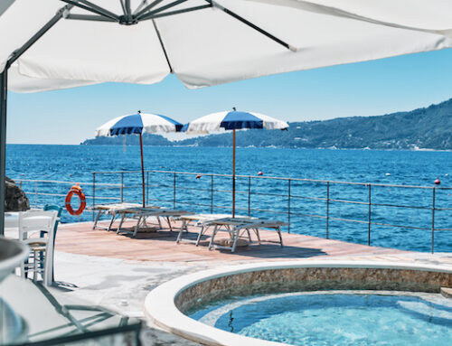 Il beach club Marina di Bardi, sulla costa di Portofino, è gestito da quest’anno dal Grand Hotel Bristol