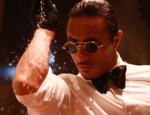 Salt Bae porta le sue bistecche placcate d’oro a Napoli